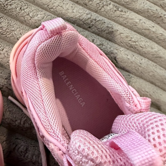 Balenciaga Triple S Kids Sneakers – Pink
Size: EU 27 / US 10 - Picture 11 of 12